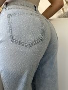 Magas derekú, kövekkel díszített, nem rugalmas anyagú, egyenes szárú, zsebes farmernadrág. A Modell S méretet visel. (XS-XL méretekben.)