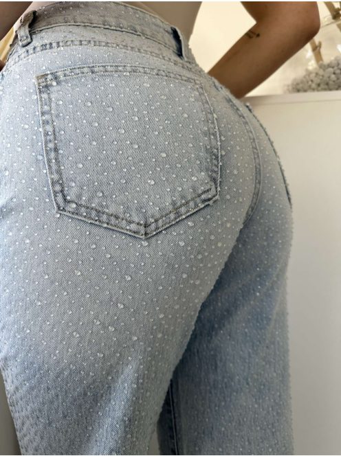 Magas derekú, kövekkel díszített, nem rugalmas anyagú, egyenes szárú, zsebes farmernadrág. A Modell S méretet visel. (XS-XL méretekben.)