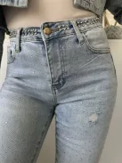 Rugalmas anyagú, magas derekú, kövekkel díszített, skinny, push up farmernadrág. A Modell S méretet visel. (S-XXL méretekben.)
