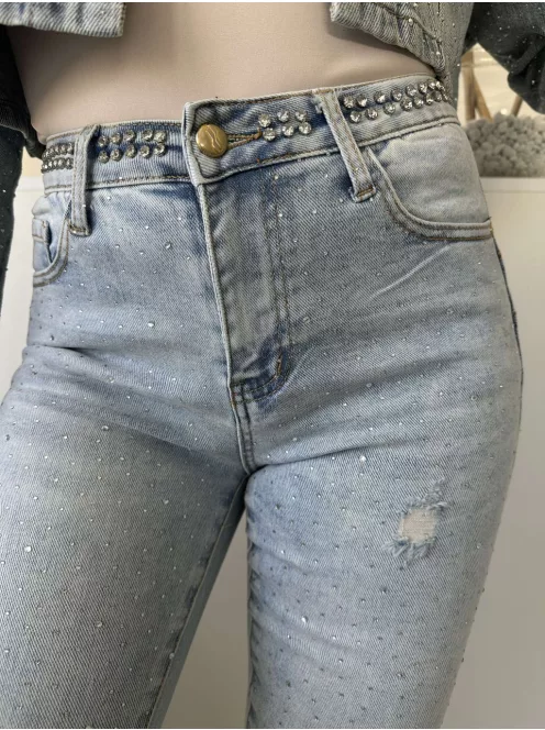 Rugalmas anyagú, magas derekú, kövekkel díszített, skinny, push up farmernadrág. A Modell S méretet visel. (S-XXL méretekben.)