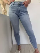 Rugalmas anyagú, normál derekú, zsebes, kövekkel díszített, skinny farmer. A Modell S méretet visel. (XS-XL méretekben.)
