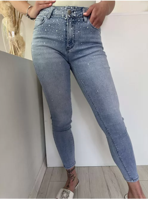 Rugalmas anyagú, normál derekú, zsebes, kövekkel díszített, skinny farmer. A Modell S méretet visel. (XS-XL méretekben.)