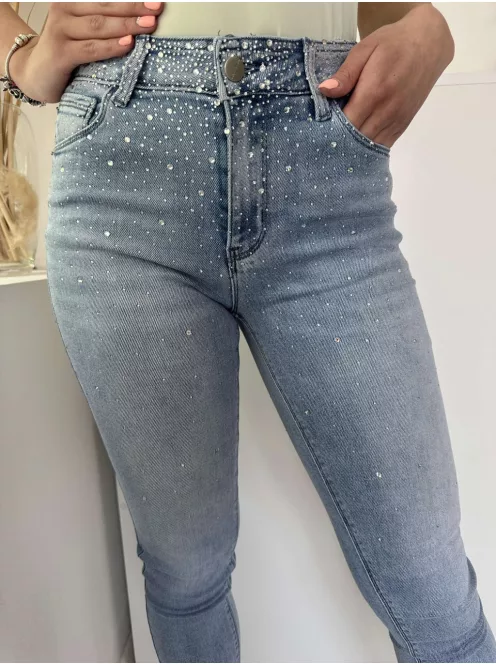 Rugalmas anyagú, normál derekú, zsebes, kövekkel díszített, skinny farmer. A Modell S méretet visel. (XS-XL méretekben.)