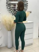 Rugalmas, pamut anyagú, kétrészes szett. Rövid derekú, kerek nyakú felső, magas, gumis derekú leggingsel. XS-S méretre ajánljuk!