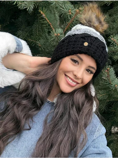 Vastag, kötött, bojtos, meleg sapka .