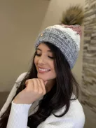 Vastag, kötött, bojtos, meleg sapka .