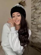 Vastag, kötött, bojtos, meleg sapka .