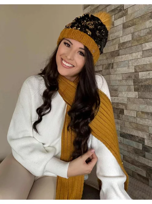 Vastag, kötött, kövekkel díszített, rojtos sál .