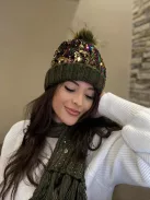 Vastag, kötött, kövekkel díszített, rojtos sál .