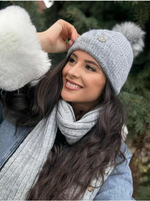 Vastag, kötött, kövekkel díszített, rojtos sál .