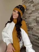 Vastag, kötött, kövekkel díszített, rojtos sál .