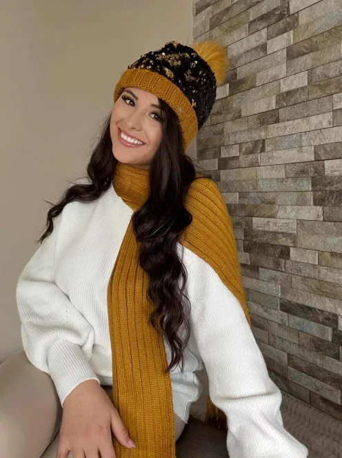 Vastag, kötött, kövekkel díszített, rojtos sál .