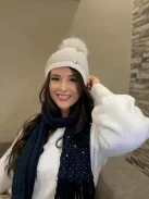 Vastag, kötött, kövekkel díszített, rojtos sál .