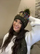 Vastag, kötött, kövekkel díszített, rojtos sál .