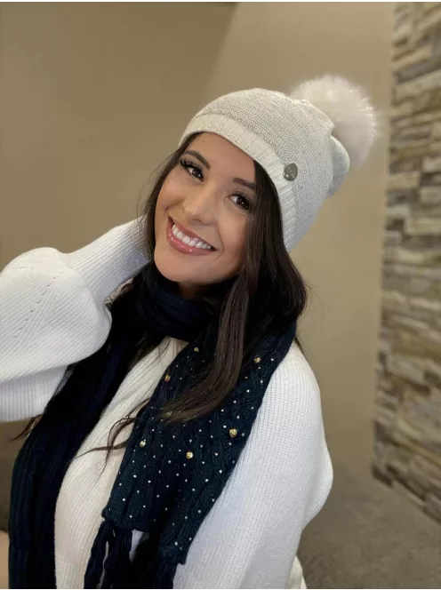 Vastag, kötött, kövekkel díszített, rojtos sál .