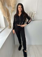 Rugalmas anyagú melegítőszett. Rövid derekú, cipzáras, kapucnis, kardigán, magas, gumis derekú nadrággal. (S-L méretre ajánljuk.)