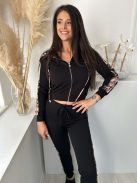 Rugalmas anyagú melegítőszett. Rövid derekú, cipzáras, kapucnis, kardigán, magas, gumis derekú nadrággal. (S-L méretre ajánljuk.)