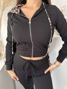 Rugalmas anyagú melegítőszett. Rövid derekú, cipzáras, kapucnis, kardigán, magas, gumis derekú nadrággal. (S-L méretre ajánljuk.)