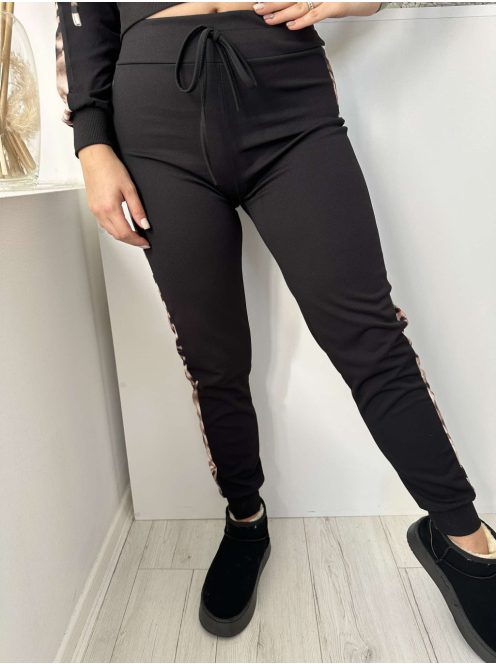 Rugalmas anyagú melegítőszett. Rövid derekú, cipzáras, kapucnis, kardigán, magas, gumis derekú nadrággal. (S-L méretre ajánljuk.)