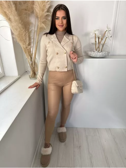 Rugalmas, puha, anyagában mintás, rövid derekú, gombos, kötött kardigán. (S-L méretre ajánljuk.)