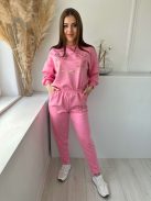 Rugalmas, puha anyagú, sporotos fazonú szett. Lenge fazonú, kerek nyakú, mintás pulcsi, magas, gumis derekú, zsebes nadrággal. (S-L méretre ajánljuk.)