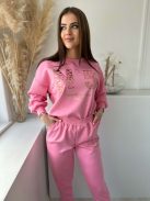 Rugalmas, puha anyagú, sporotos fazonú szett. Lenge fazonú, kerek nyakú, mintás pulcsi, magas, gumis derekú, zsebes nadrággal. (S-L méretre ajánljuk.)