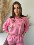 Rugalmas, puha anyagú, sporotos fazonú szett. Lenge fazonú, kerek nyakú, mintás pulcsi, magas, gumis derekú, zsebes nadrággal. (S-L méretre ajánljuk.)