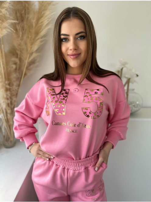 Rugalmas, puha anyagú, sporotos fazonú szett. Lenge fazonú, kerek nyakú, mintás pulcsi, magas, gumis derekú, zsebes nadrággal. (S-L méretre ajánljuk.)