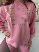 Rugalmas, puha anyagú, sporotos fazonú szett. Lenge fazonú, kerek nyakú, mintás pulcsi, magas, gumis derekú, zsebes nadrággal. (S-L méretre ajánljuk.)