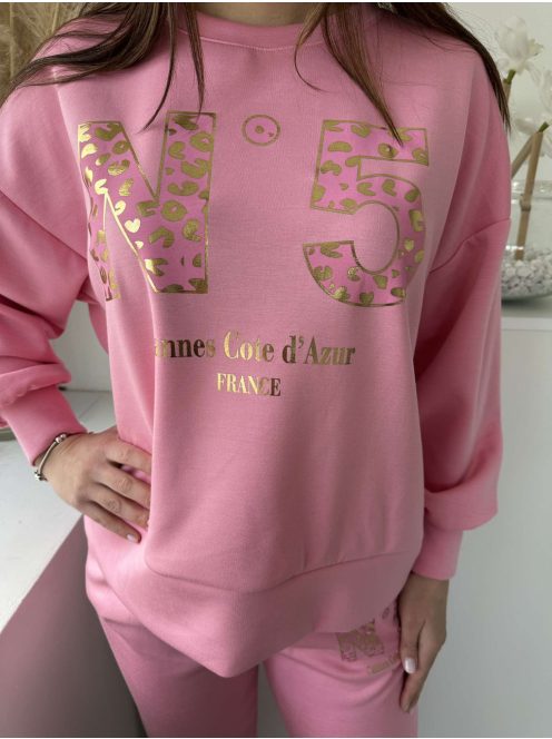 Rugalmas, puha anyagú, sporotos fazonú szett. Lenge fazonú, kerek nyakú, mintás pulcsi, magas, gumis derekú, zsebes nadrággal. (S-L méretre ajánljuk.)