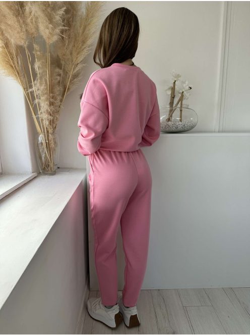 Rugalmas, puha anyagú, sporotos fazonú szett. Lenge fazonú, kerek nyakú, mintás pulcsi, magas, gumis derekú, zsebes nadrággal. (S-L méretre ajánljuk.)