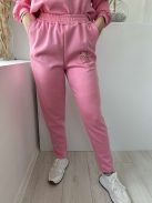 Rugalmas, puha anyagú, sporotos fazonú szett. Lenge fazonú, kerek nyakú, mintás pulcsi, magas, gumis derekú, zsebes nadrággal. (S-L méretre ajánljuk.)