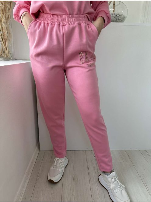 Rugalmas, puha anyagú, sporotos fazonú szett. Lenge fazonú, kerek nyakú, mintás pulcsi, magas, gumis derekú, zsebes nadrággal. (S-L méretre ajánljuk.)