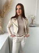 Puha, műbőr, átlapolt, cipzáras, rövid derekú, béleletlen, nem rugalmas anyagú dzseki. A Modell S méretet visel. (S-L méretekben.)