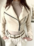 Puha, műbőr, átlapolt, cipzáras, rövid derekú, béleletlen, nem rugalmas anyagú dzseki. A Modell S méretet visel. (S-L méretekben.)