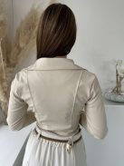 Puha, műbőr, átlapolt, cipzáras, rövid derekú, béleletlen, nem rugalmas anyagú dzseki. A Modell S méretet visel. (S-L méretekben.)