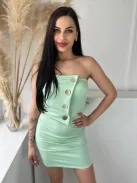 Rugalmas anyagú, szivacsbetétes, mellrésznél gumírozott, átlapolt, díszgombos, pánt nélküli ruha. (XS - M méretre ajánljuk)