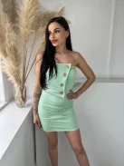 Rugalmas anyagú, szivacsbetétes, mellrésznél gumírozott, átlapolt, díszgombos, pánt nélküli ruha. (XS - M méretre ajánljuk)