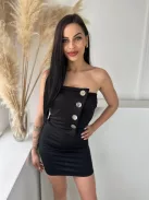 Rugalmas anyagú, szivacsbetétes, mellrésznél gumírozott, átlapolt, díszgombos, pánt nélküli ruha. (XS - M méretre ajánljuk)