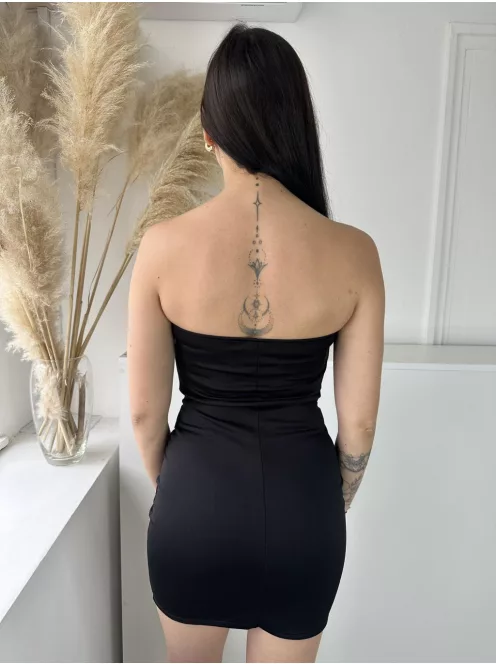 Rugalmas anyagú, szivacsbetétes, mellrésznél gumírozott, átlapolt, díszgombos, pánt nélküli ruha. (XS - M méretre ajánljuk)