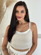 Lenge, csinos szett. Rugalmas, dupla anyagú, rövid derekú, pántos top, magas, gumis derekú, nem rugalmas anyagú, zsebes, megkötős nadrággal.