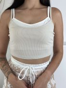 Lenge, csinos szett. Rugalmas, dupla anyagú, rövid derekú, pántos top, magas, gumis derekú, nem rugalmas anyagú, zsebes, megkötős nadrággal.