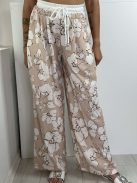 Lenge, csinos szett. Rugalmas, dupla anyagú, rövid derekú, pántos top, magas, gumis derekú, nem rugalmas anyagú, zsebes, megkötős nadrággal.