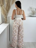 Lenge, csinos szett. Rugalmas, dupla anyagú, rövid derekú, pántos top, magas, gumis derekú, nem rugalmas anyagú, zsebes, megkötős nadrággal.