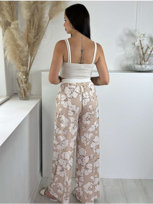 Lenge, csinos szett. Rugalmas, dupla anyagú, rövid derekú, pántos top, magas, gumis derekú, nem rugalmas anyagú, zsebes, megkötős nadrággal.