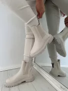 Műbőr, bokánál gumírozott, belül bolyhos bokacsizma. Vigyázz! Kis méretezés! Egy számmal nagyobb méretet ajánlunk! (36-41-es méretekben.)