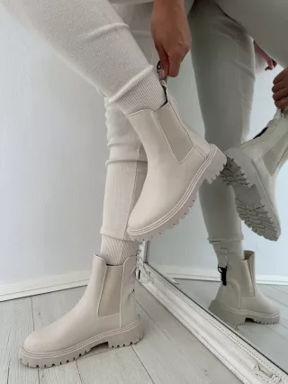   Műbőr, bokánál gumírozott, belül bolyhos bokacsizma. Vigyázz! Kis méretezés! Egy számmal nagyobb méretet ajánlunk! (36-41-es méretekben.)