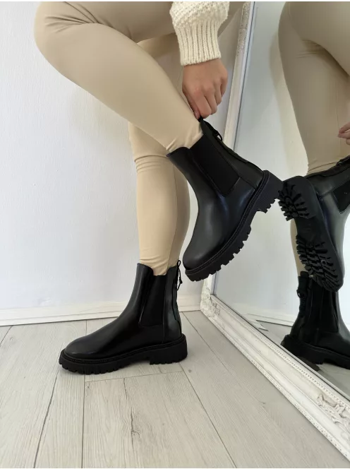 Műbőr, bokánál gumírozott, belül bolyhos bokacsizma. Vigyázz! Kis méretezés! Egy számmal nagyobb méretet ajánlunk! (36-41-es méretekben.)