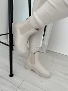 Műbőr, bokánál gumírozott, belül bolyhos bokacsizma. Vigyázz! Kis méretezés! Egy számmal nagyobb méretet ajánlunk! (36-41-es méretekben.)