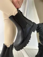 Műbőr, bokánál gumírozott, belül bolyhos bokacsizma. Vigyázz! Kis méretezés! Egy számmal nagyobb méretet ajánlunk! (36-41-es méretekben.)